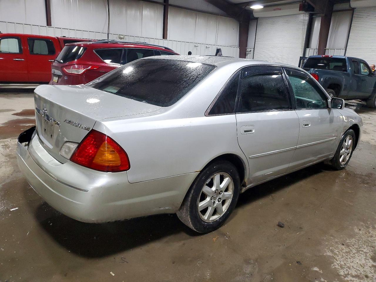 2001 TOYOTA AVALON XL photo 3
