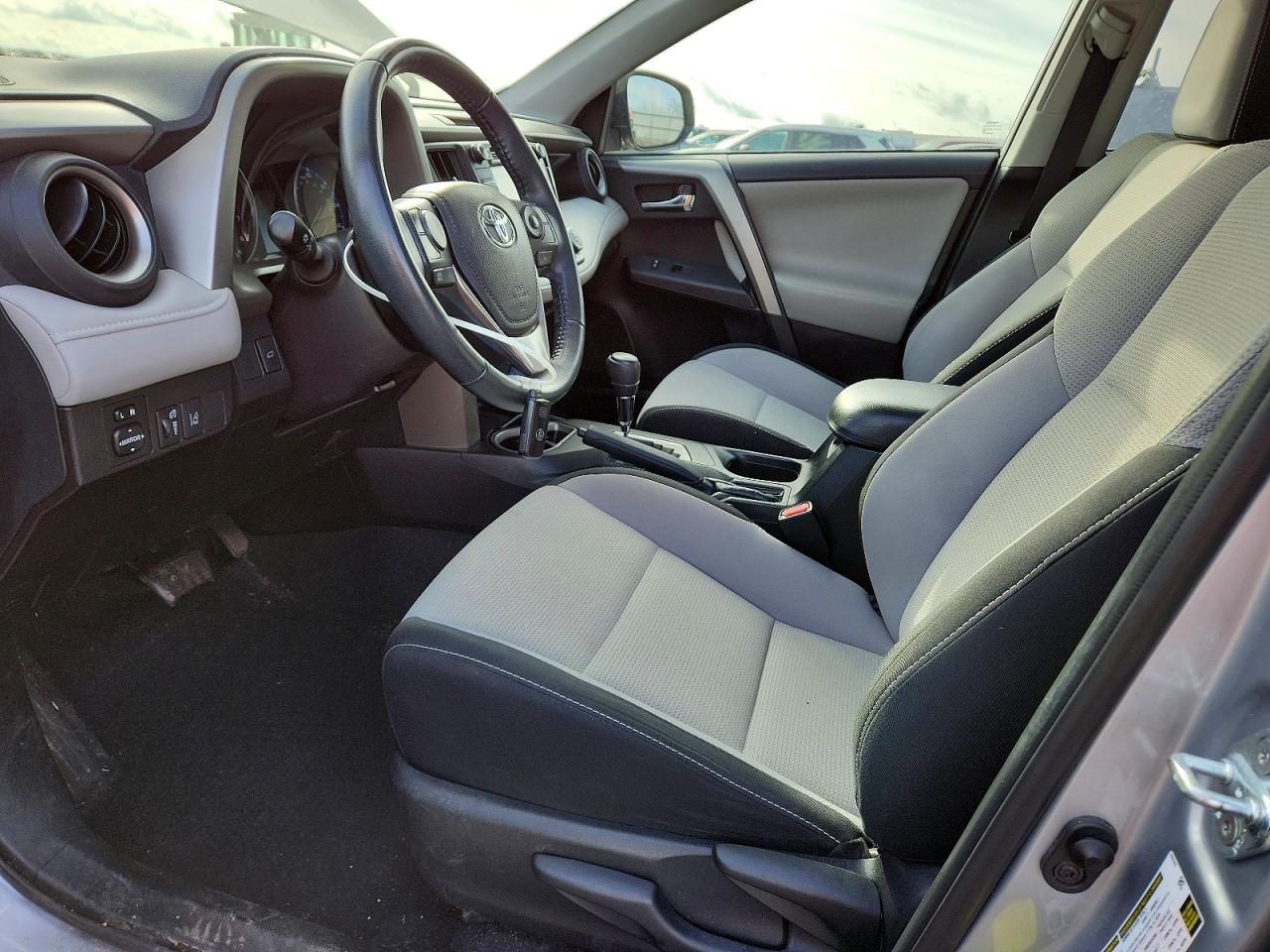 2017 TOYOTA RAV4 XLE photo 7