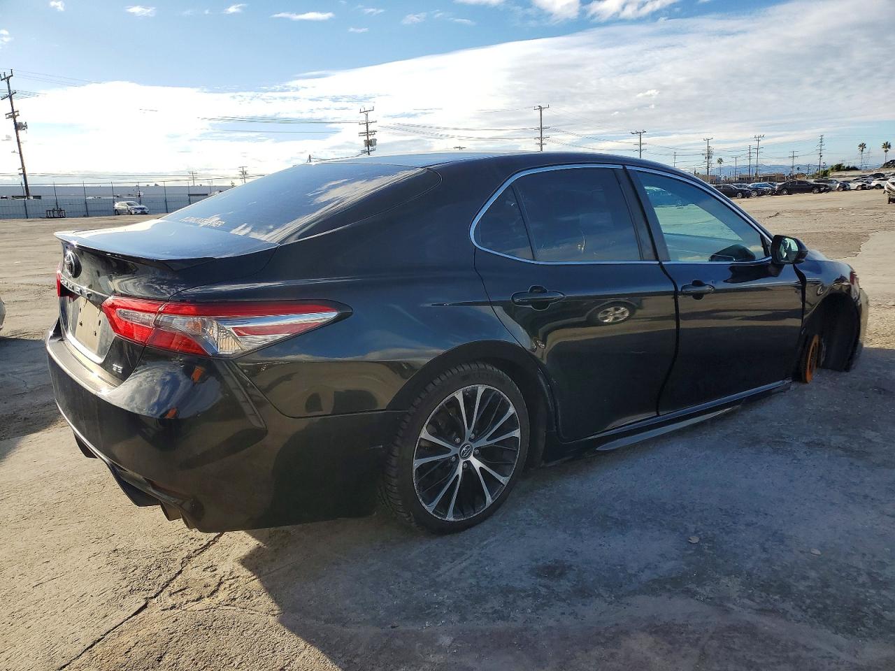 2018 TOYOTA CAMRY L photo 3