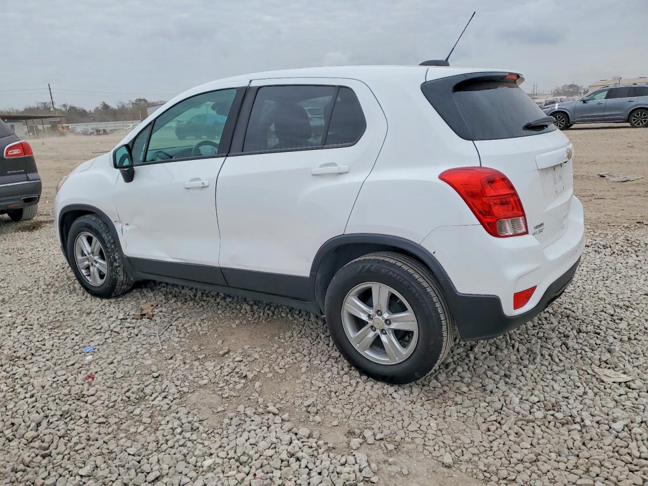 2020 CHEVROLET TRAX LS photo 2