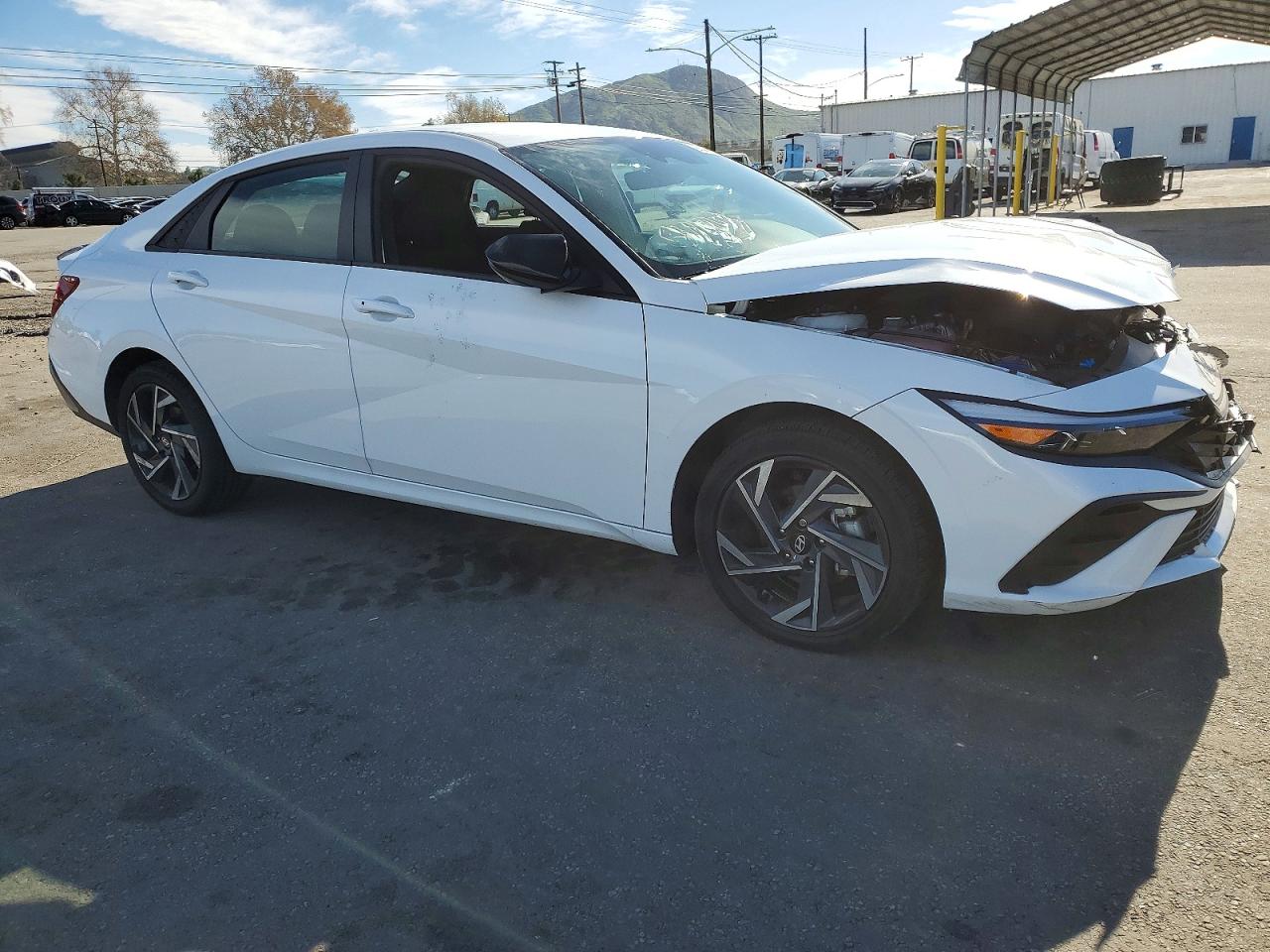 2025 HYUNDAI ELANTRA BLUE photo 4