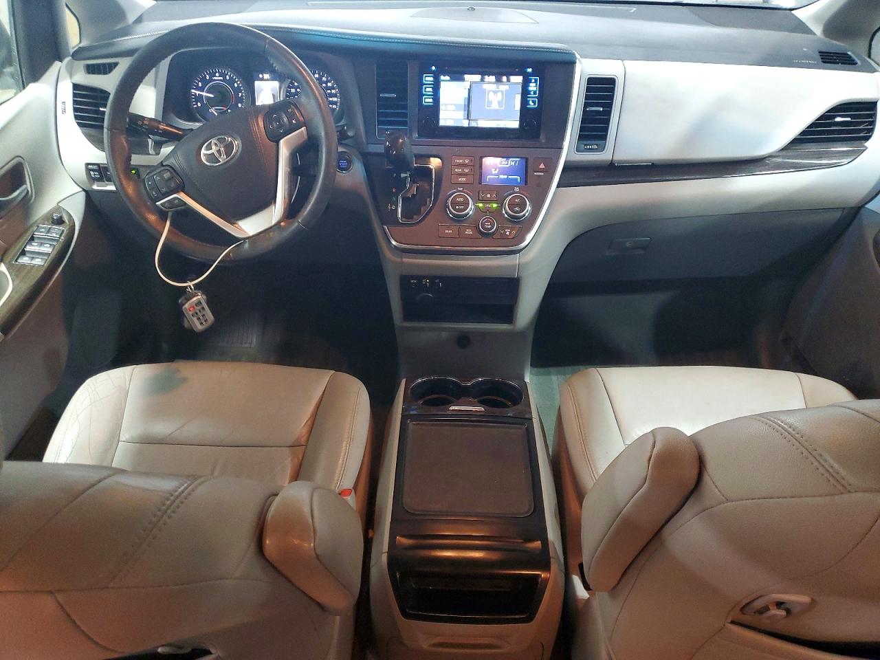 2017 TOYOTA SIENNA XLE photo 8
