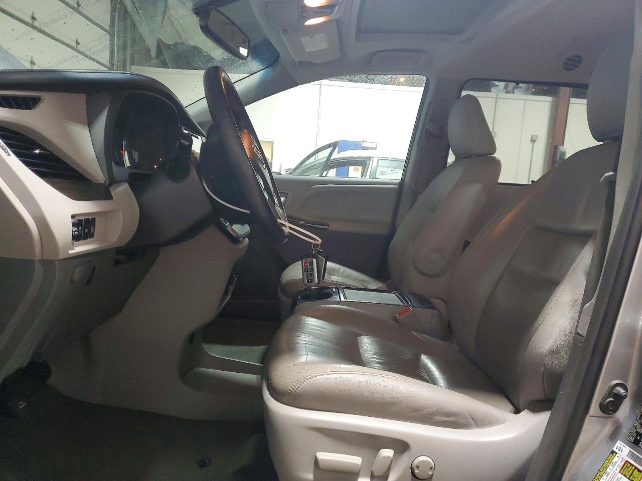 2017 TOYOTA SIENNA XLE photo 7