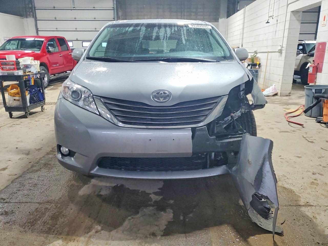 2017 TOYOTA SIENNA XLE photo 5