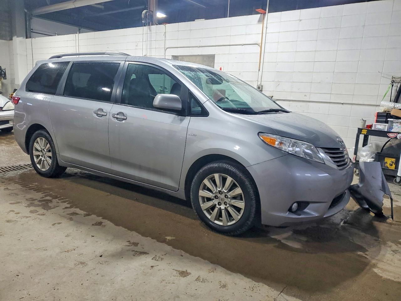 2017 TOYOTA SIENNA XLE photo 4