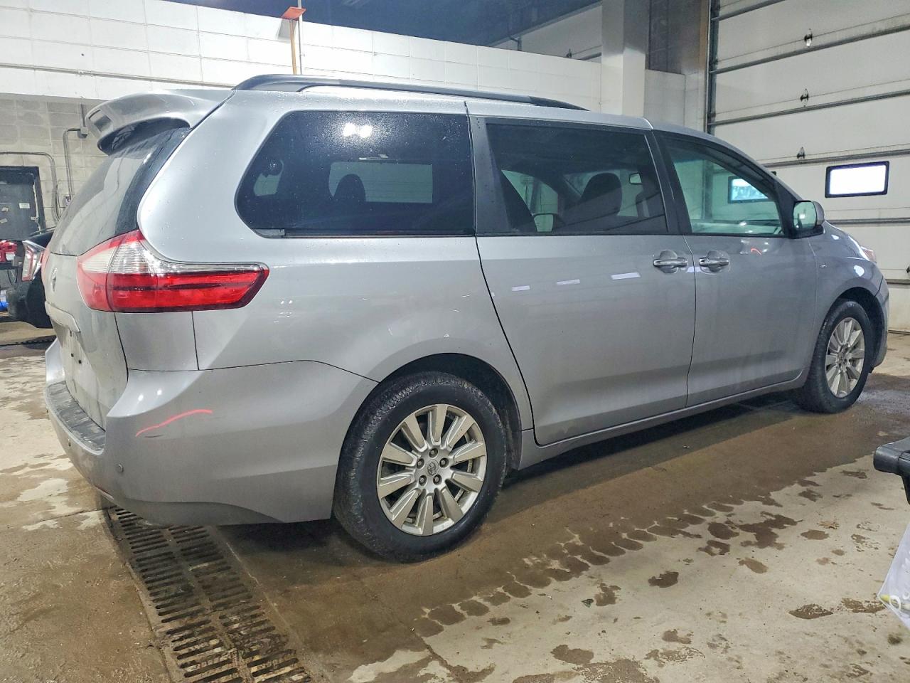 2017 TOYOTA SIENNA XLE photo 3