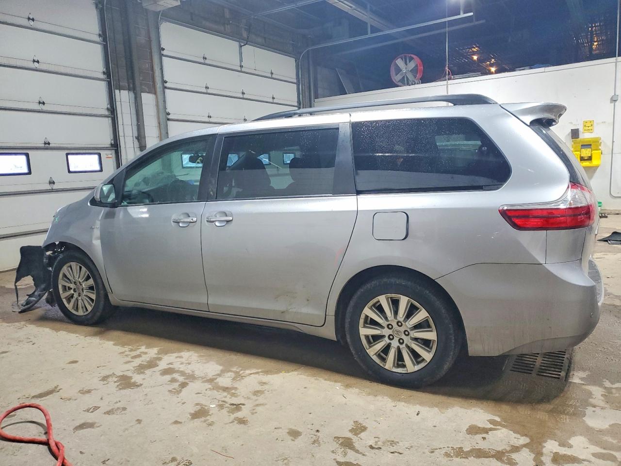 2017 TOYOTA SIENNA XLE photo 2