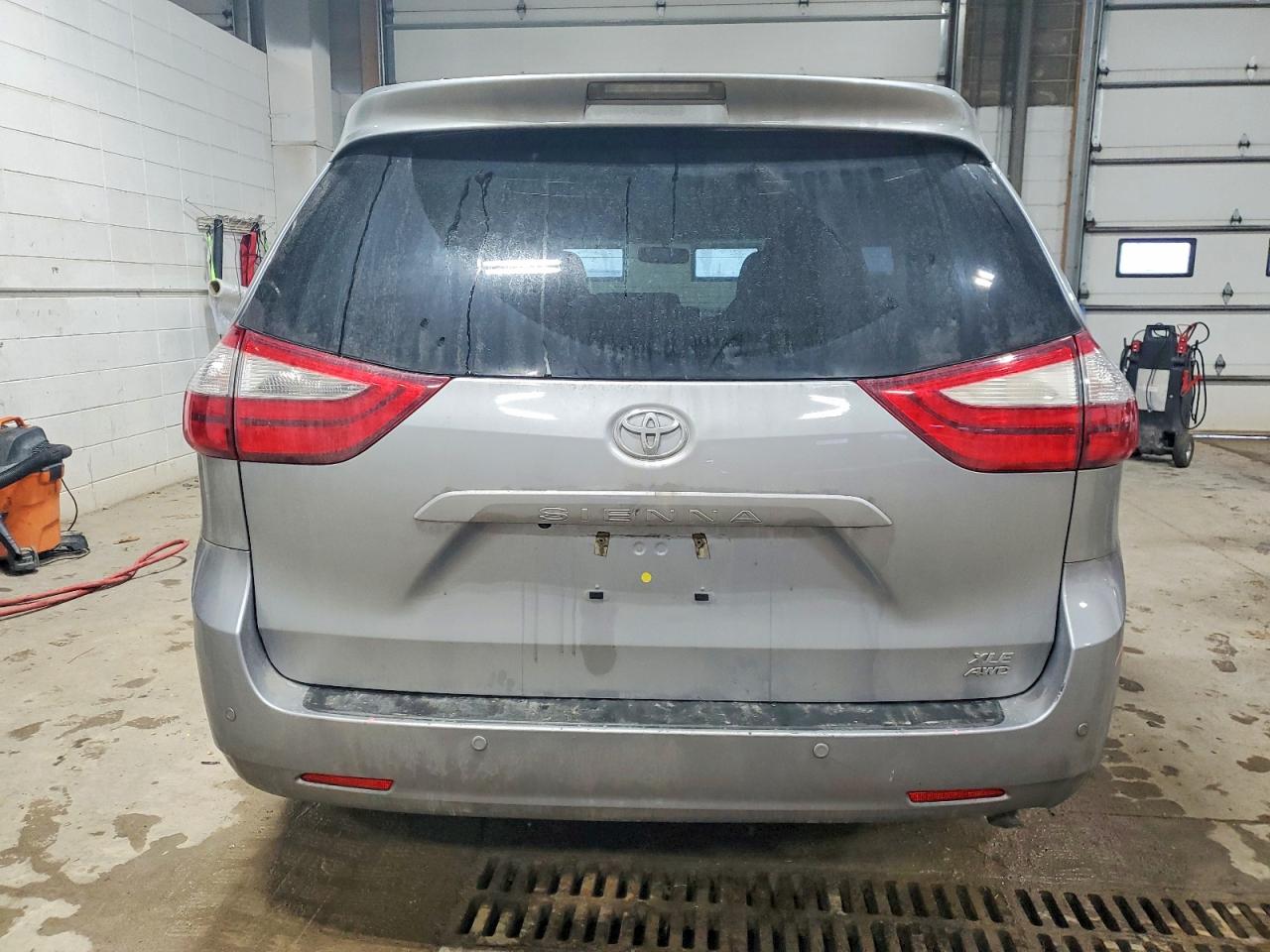2017 TOYOTA SIENNA XLE photo 6