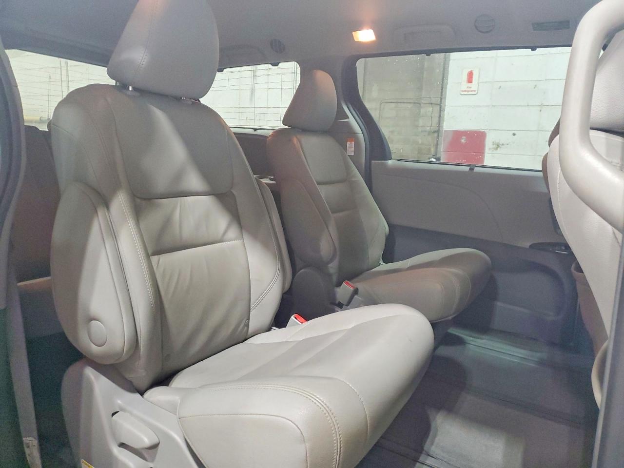 2017 TOYOTA SIENNA XLE photo 11