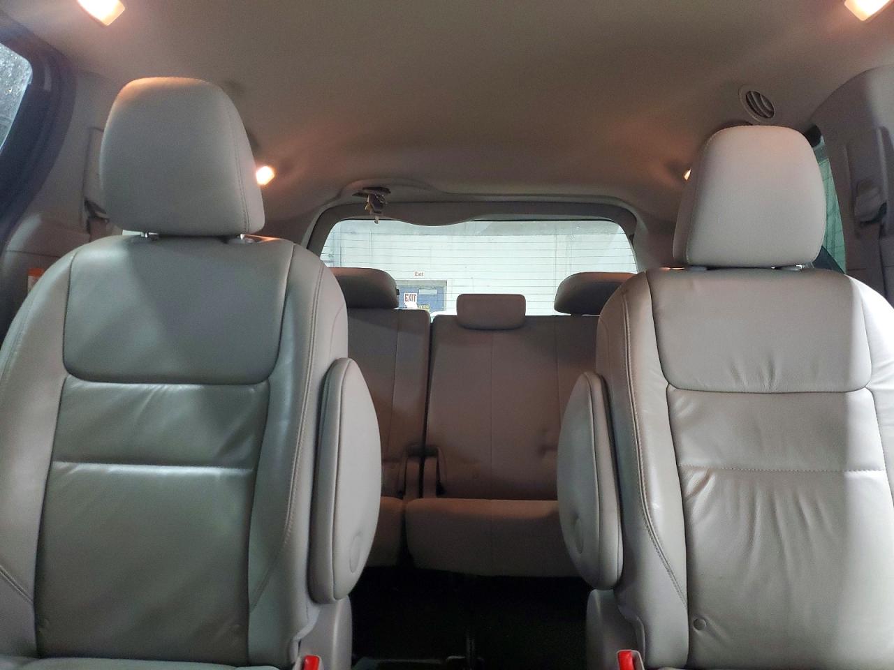 2017 TOYOTA SIENNA XLE photo 10