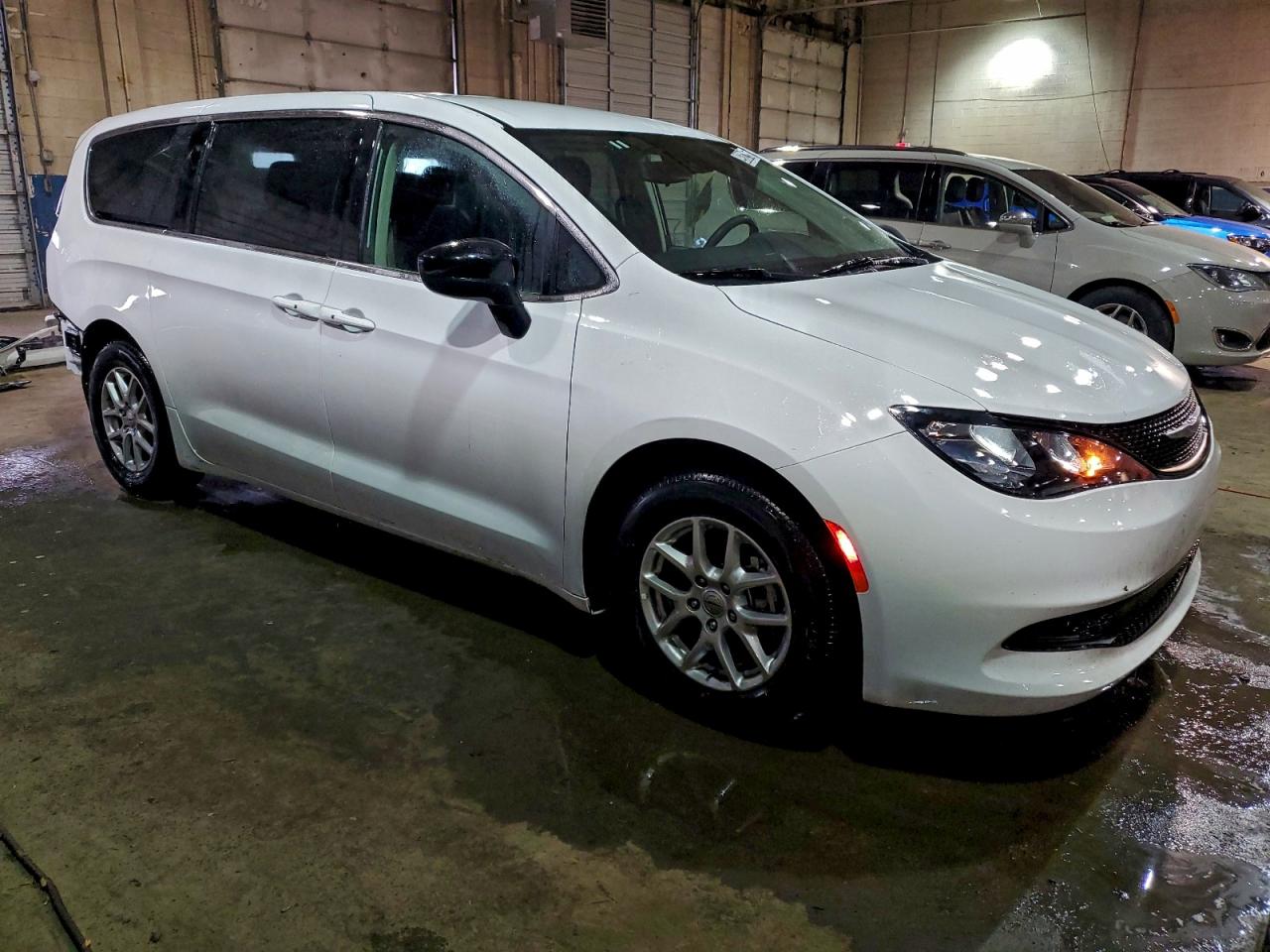2024 CHRYSLER VOYAGER LX photo 4