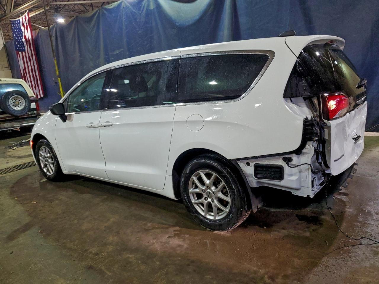 2024 CHRYSLER VOYAGER LX photo 2