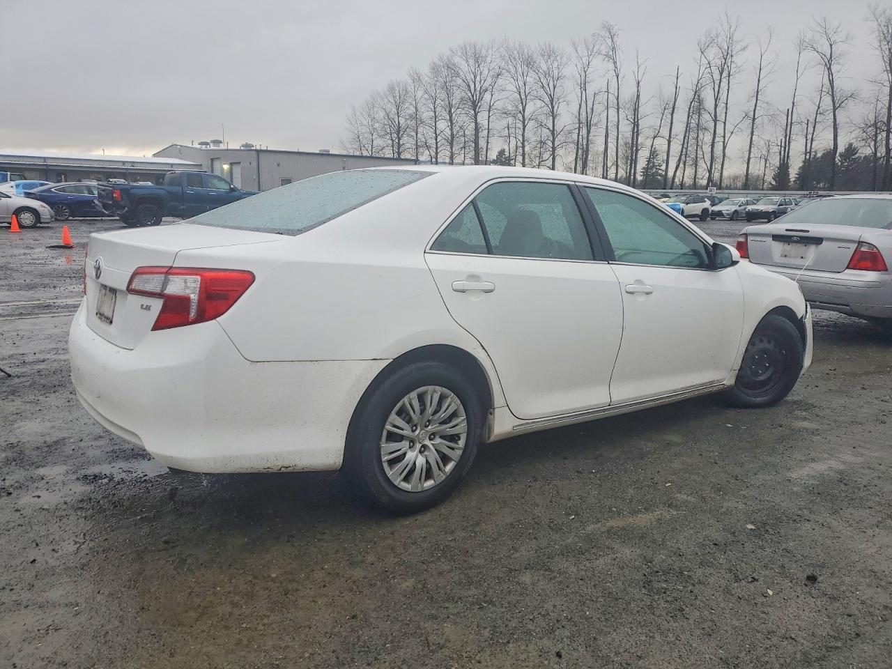2014 TOYOTA CAMRY L photo 3