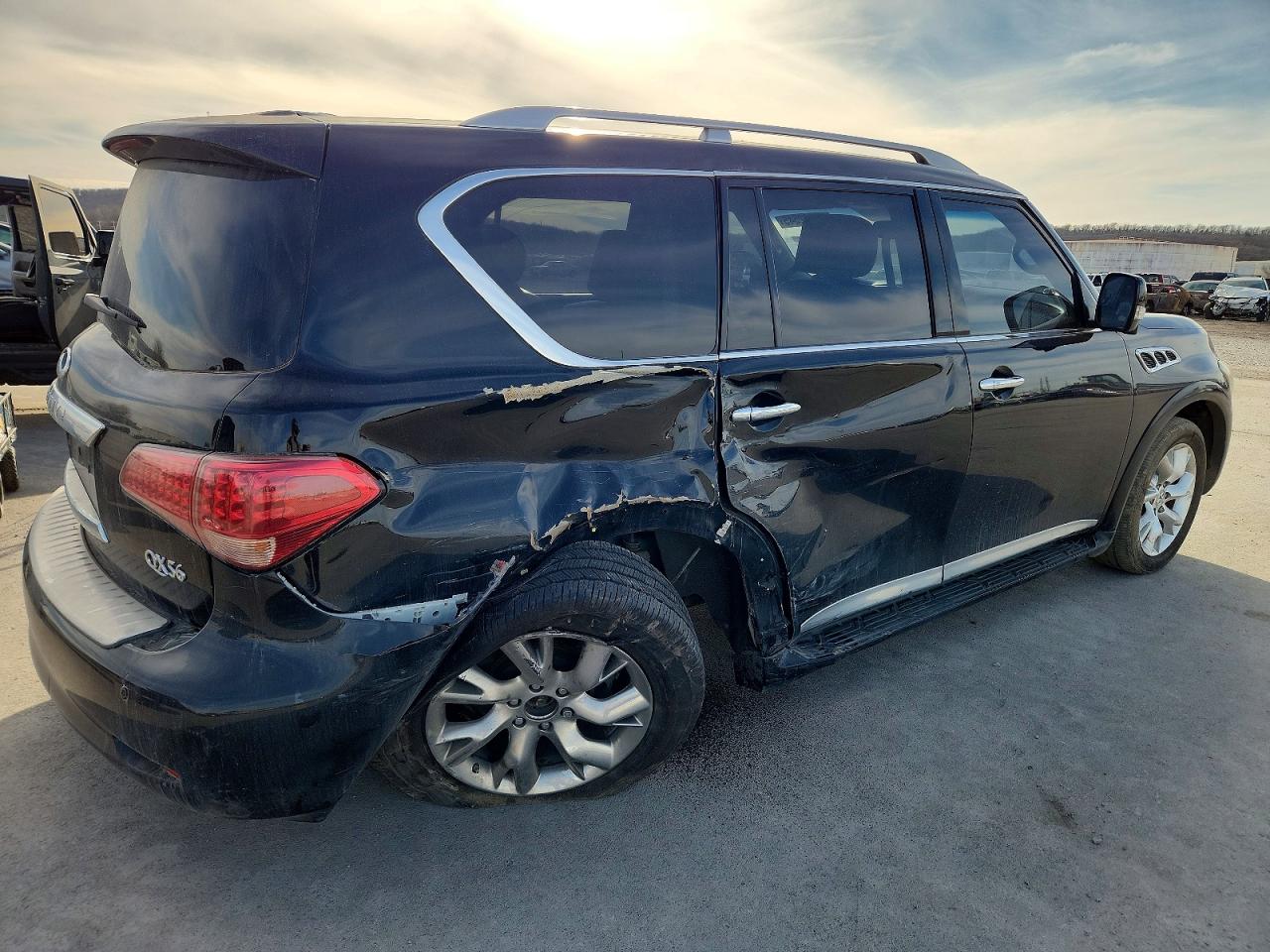 2012 INFINITI QX56 photo 3
