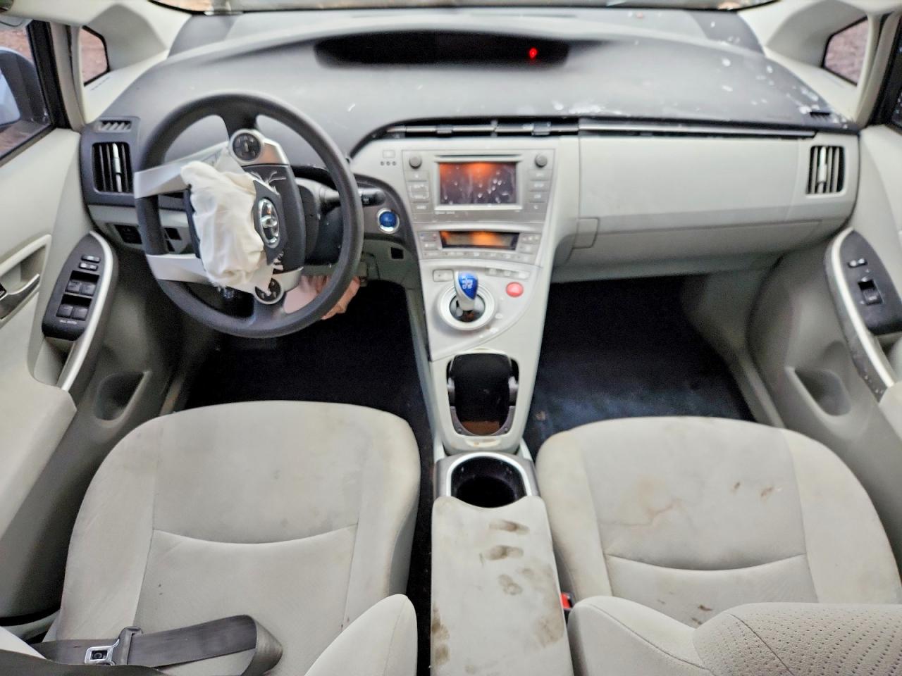 2015 TOYOTA PRIUS photo 8