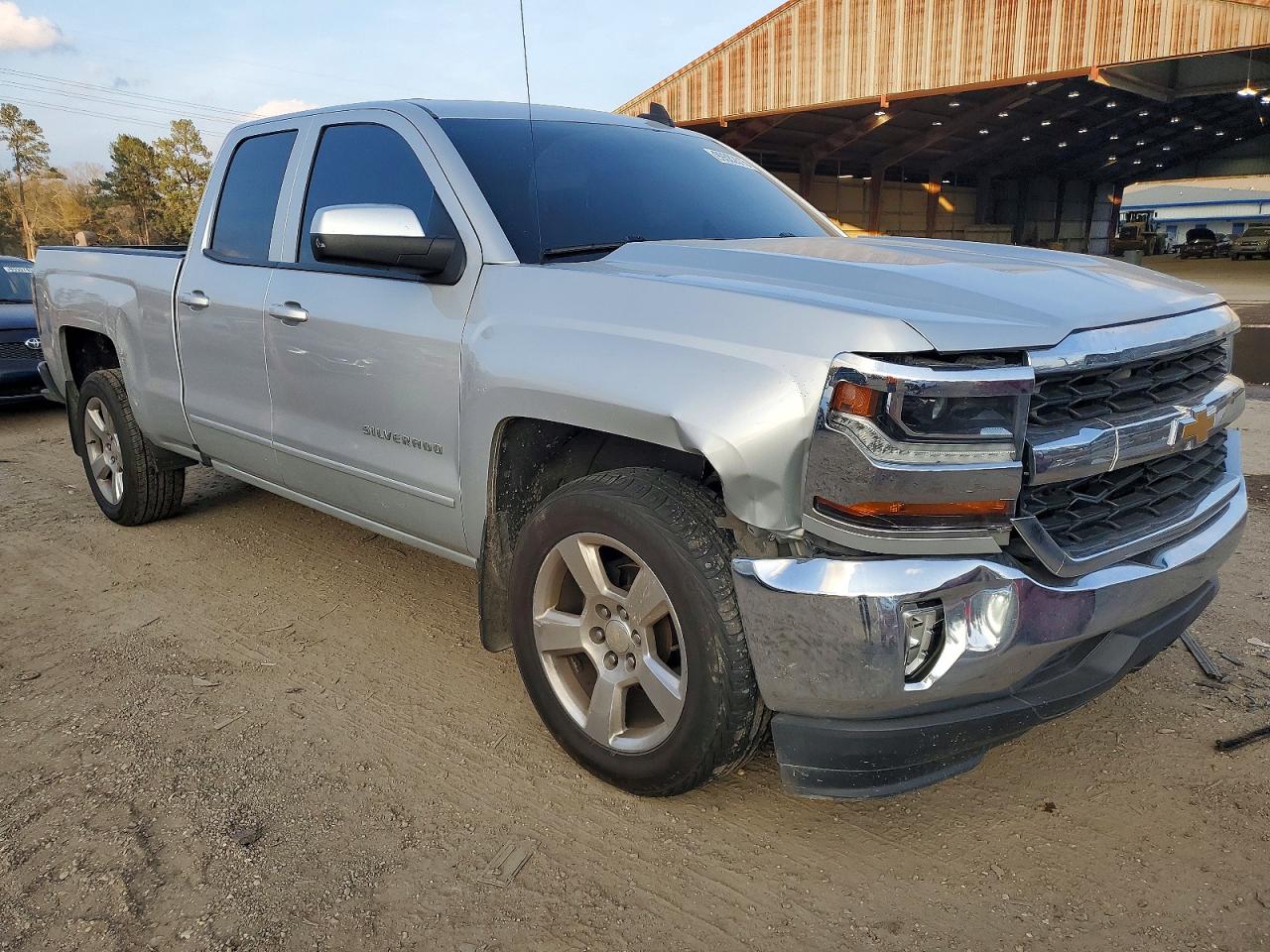 2017 CHEVROLET SILVERADO C1500 LT photo 4