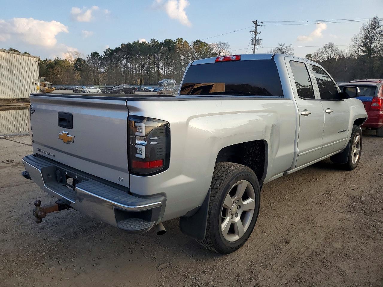 2017 CHEVROLET SILVERADO C1500 LT photo 3
