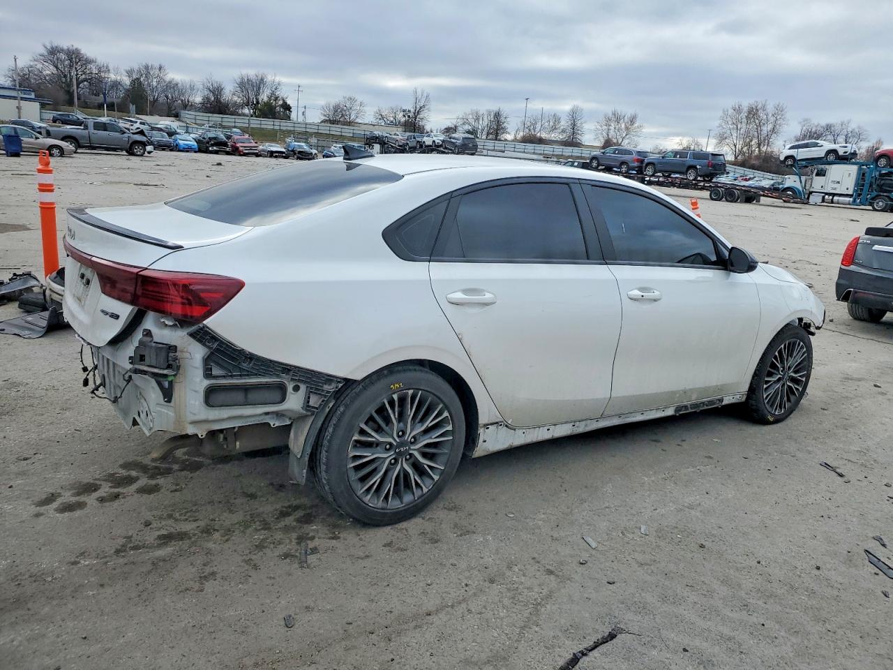 2023 KIA FORTE GT LINE photo 3
