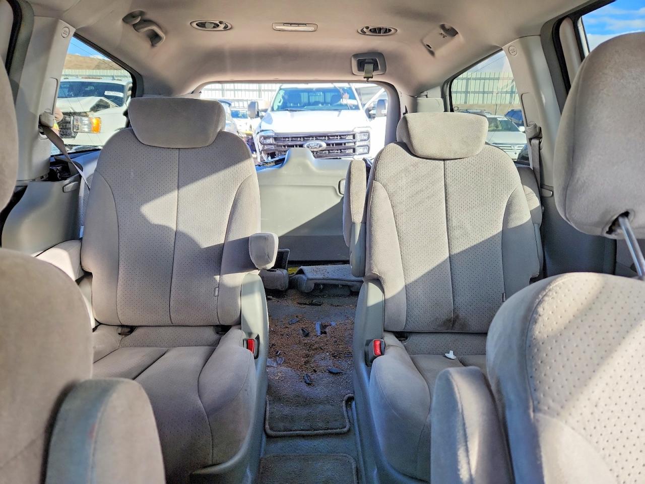 2007 HYUNDAI ENTOURAGE GLS photo 10