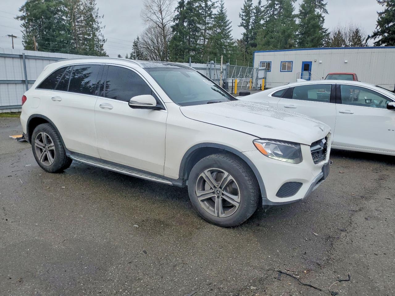 2017 MERCEDES-BENZ GLC 300 4MATIC photo 4