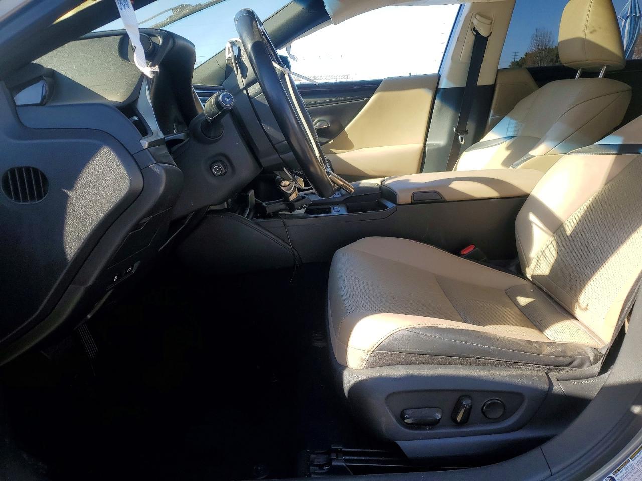 2019 LEXUS ES photo 7
