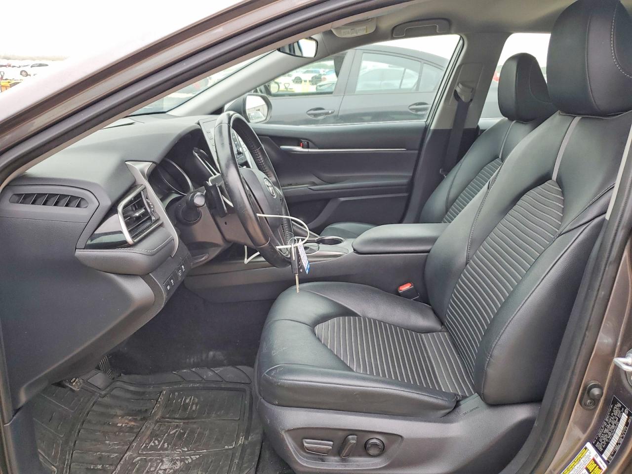 2021 TOYOTA CAMRY SE photo 7