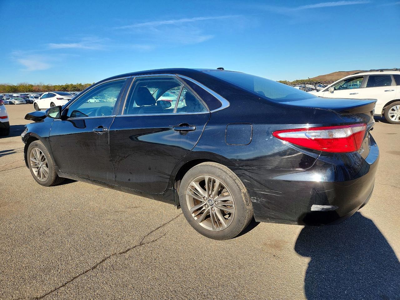 2016 TOYOTA CAMRY LE photo 2