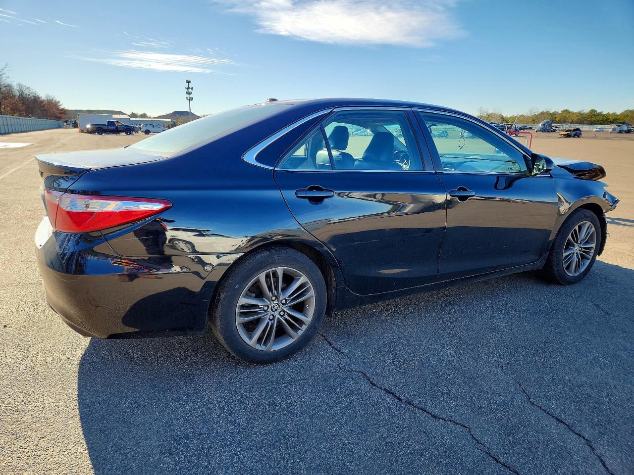 2016 TOYOTA CAMRY LE photo 3