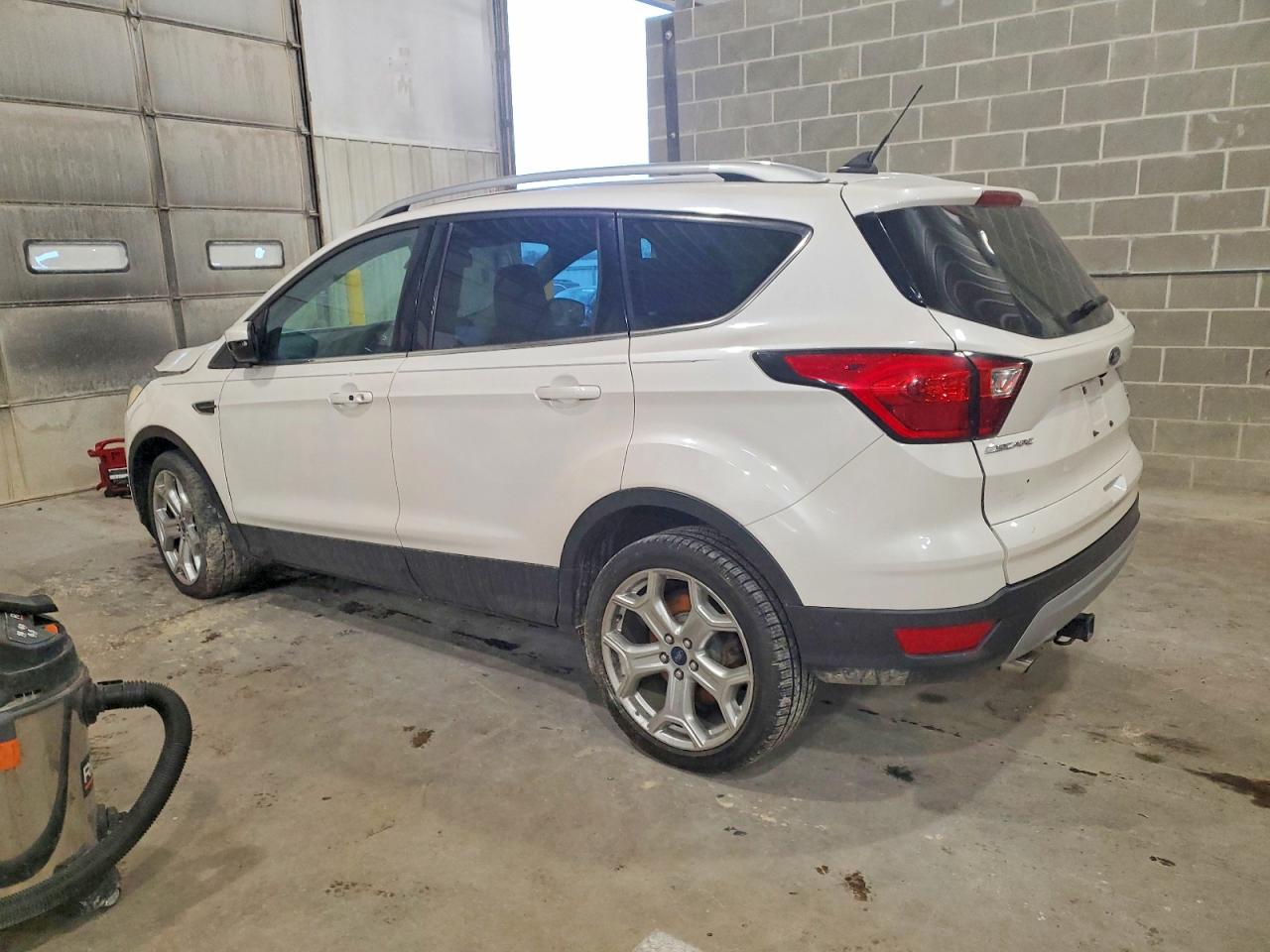 2019 FORD ESCAPE TITANIUM photo 2