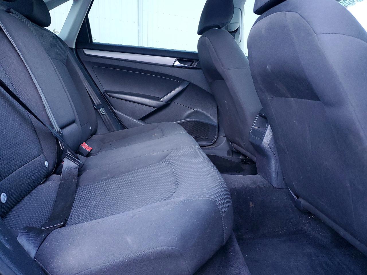 2012 VOLKSWAGEN PASSAT S photo 19