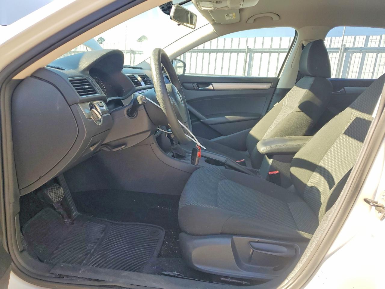 2014 VOLKSWAGEN PASSAT S photo 13