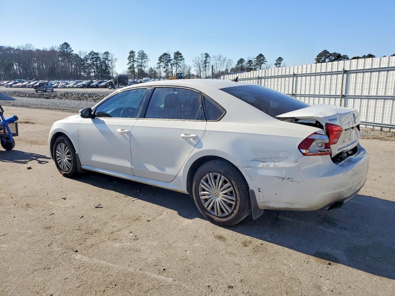2014 VOLKSWAGEN PASSAT S photo 3