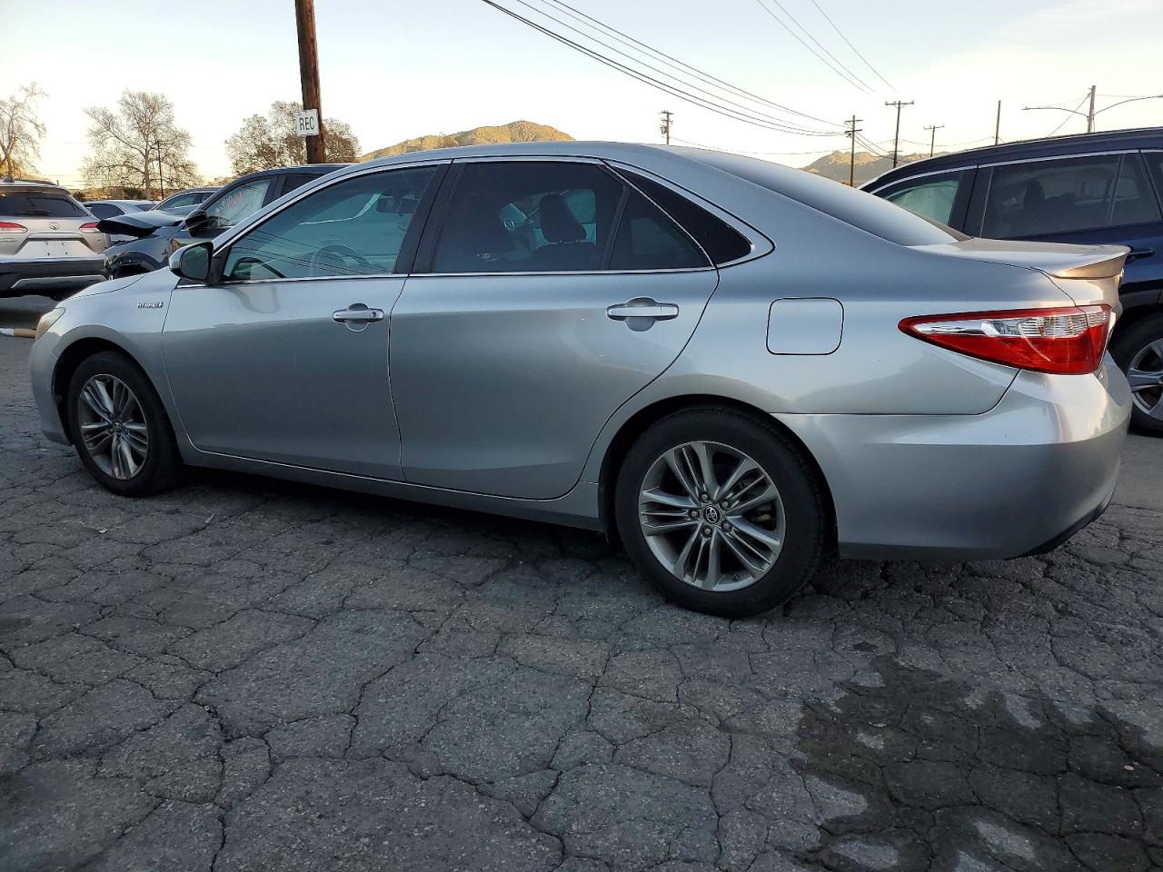 2017 TOYOTA CAMRY HYBRID photo 2