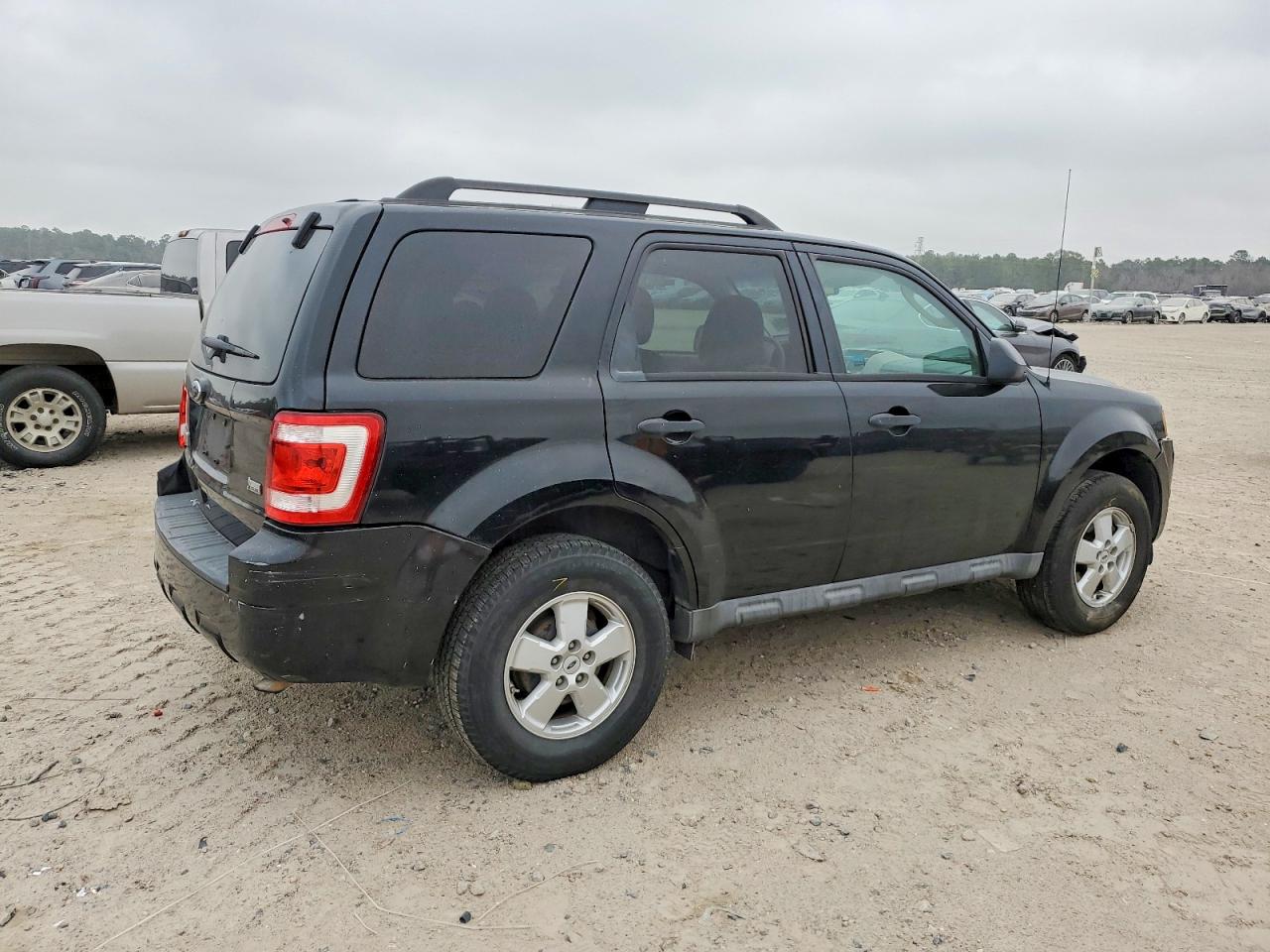 2010 FORD ESCAPE XLT photo 3
