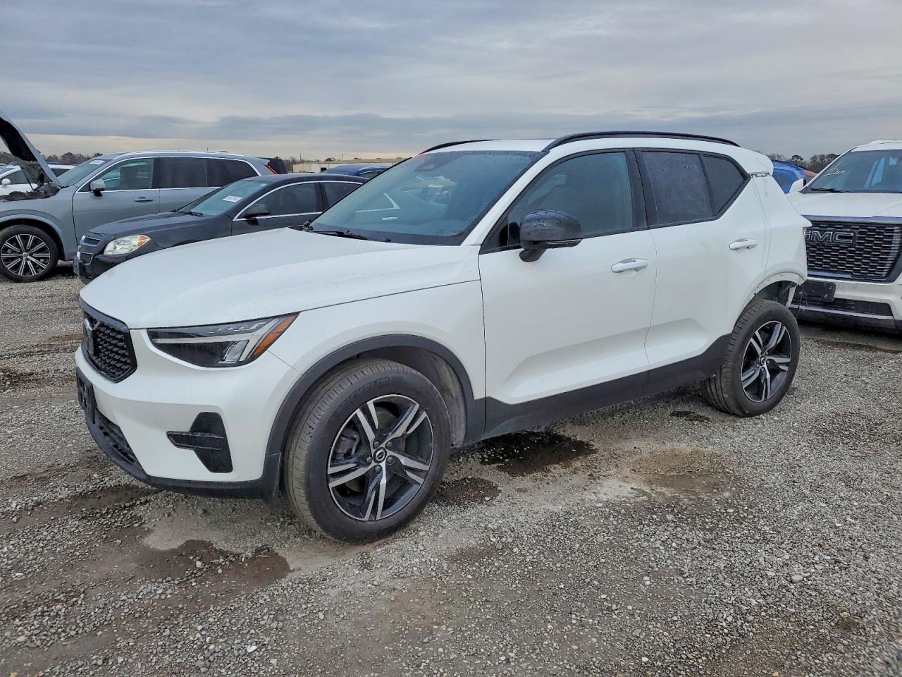 2024 VOLVO XC40