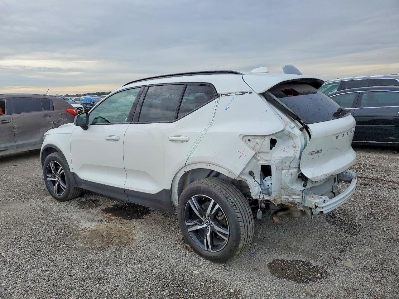 2024 VOLVO XC40 CORE photo 3