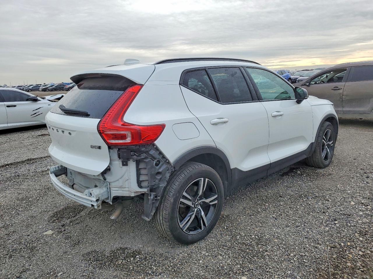 2024 VOLVO XC40 CORE photo 5