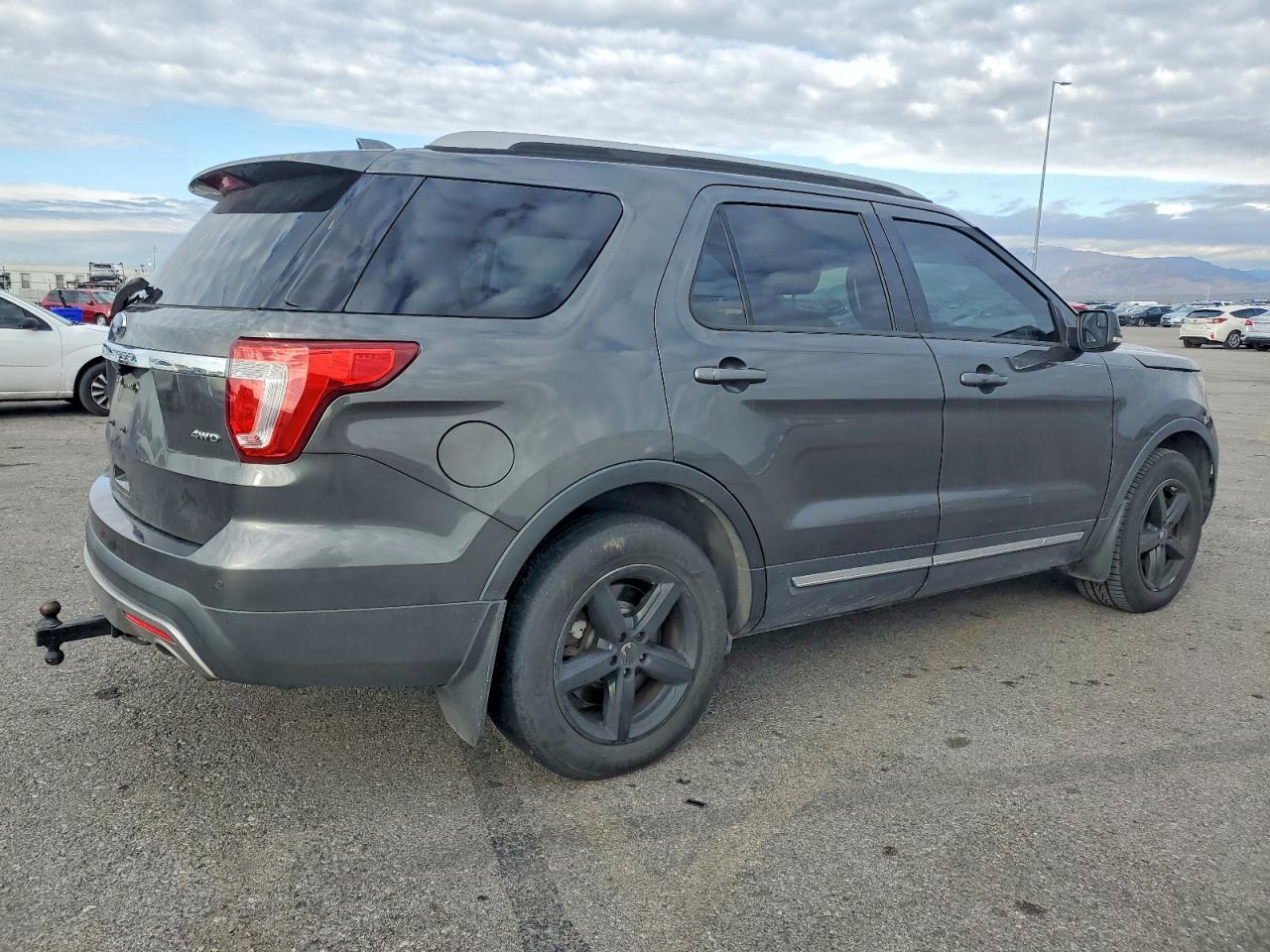 2016 FORD EXPLORER XLT photo 3