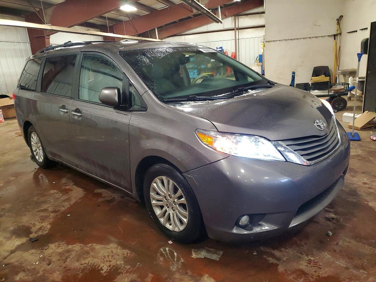 2014 TOYOTA SIENNA XLE photo 4