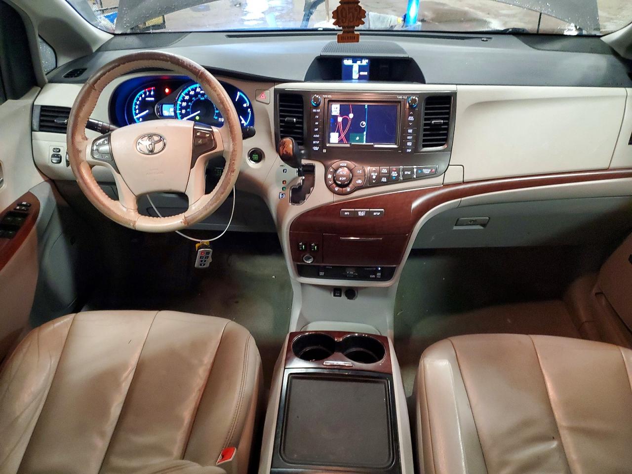 2014 TOYOTA SIENNA XLE photo 8
