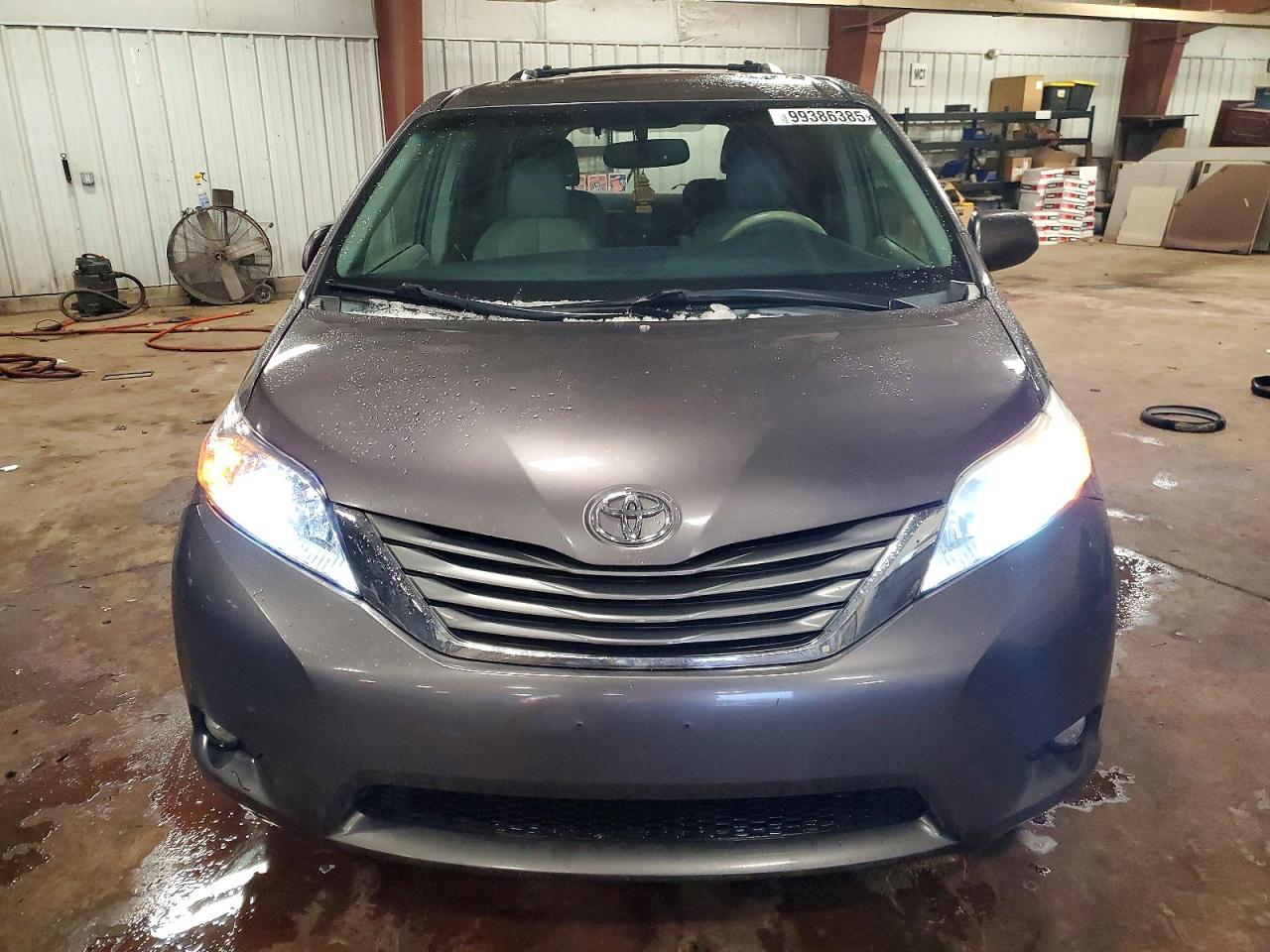 2014 TOYOTA SIENNA XLE photo 5