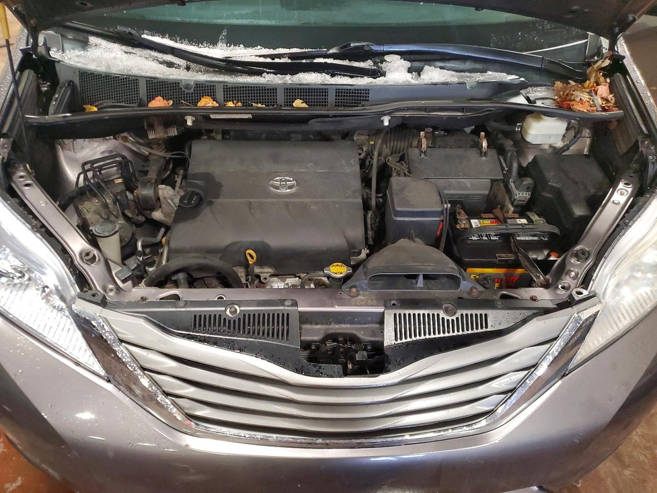 2014 TOYOTA SIENNA XLE photo 12