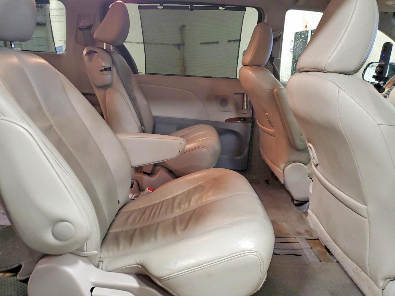 2014 TOYOTA SIENNA XLE photo 11