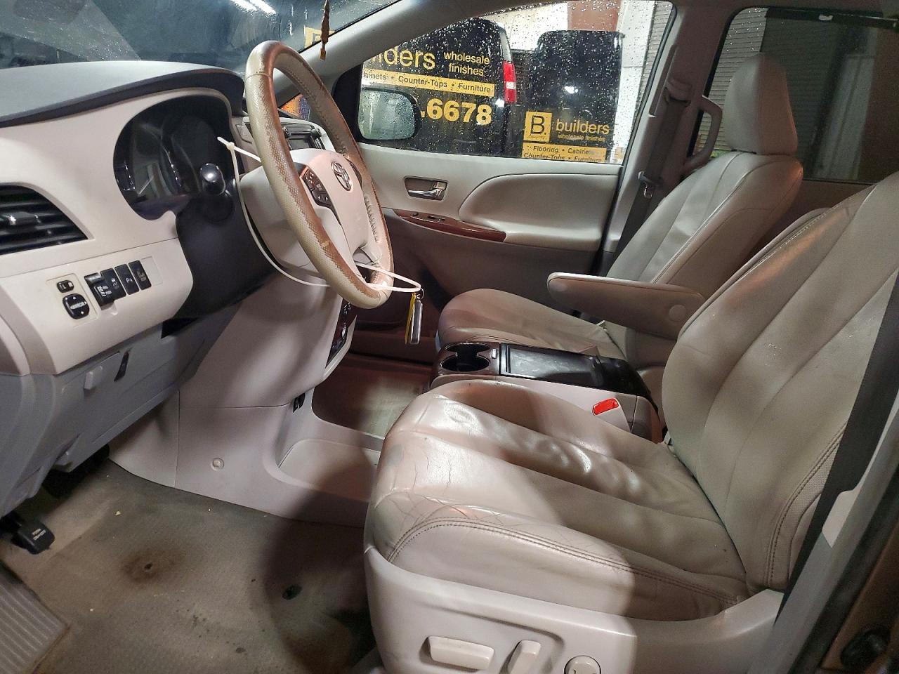 2014 TOYOTA SIENNA XLE photo 7
