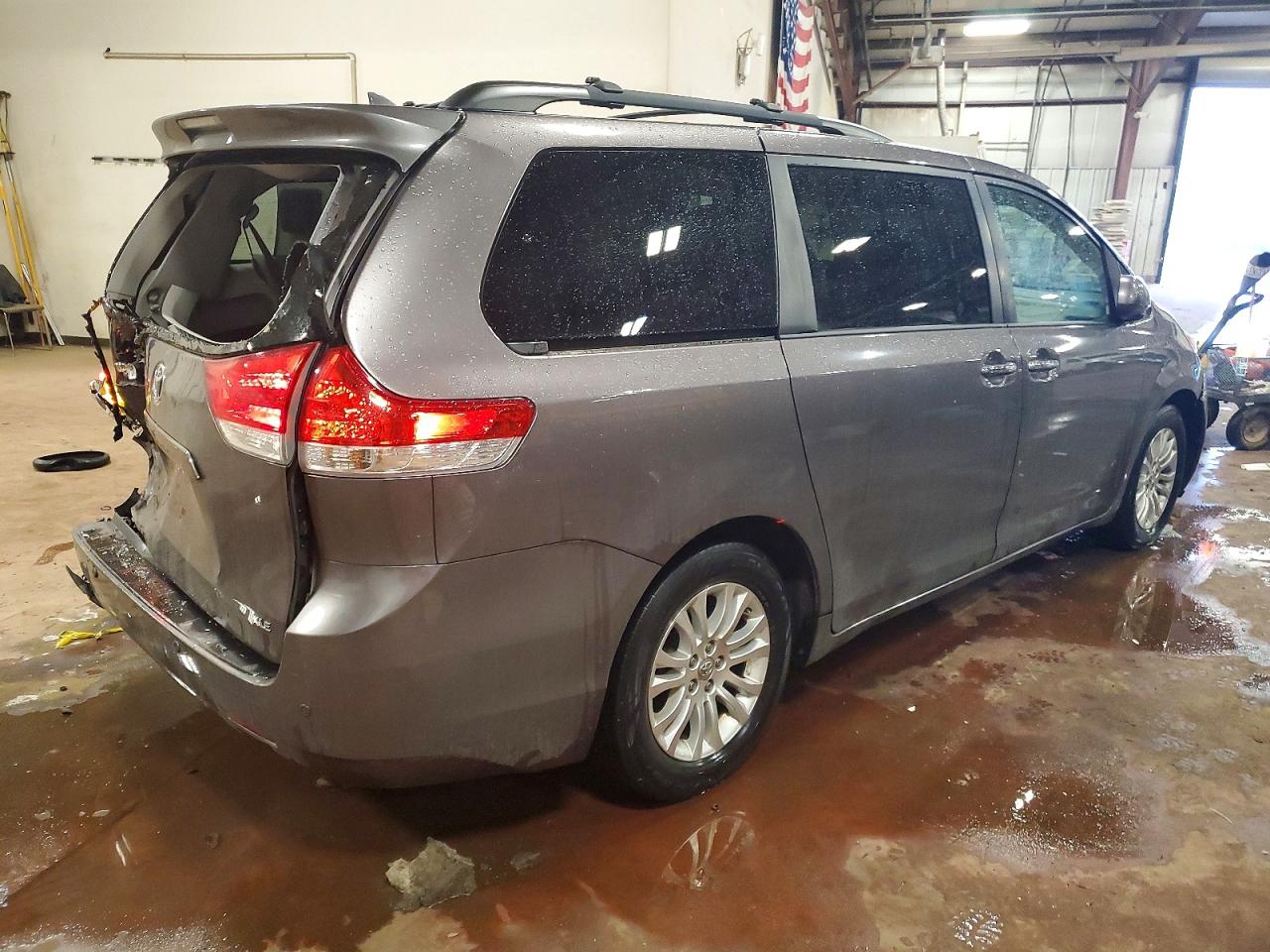 2014 TOYOTA SIENNA XLE photo 3