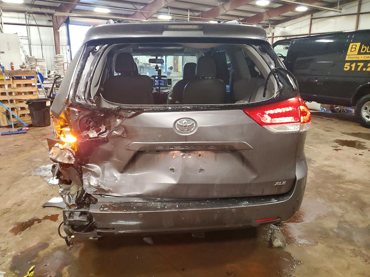 2014 TOYOTA SIENNA XLE photo 6