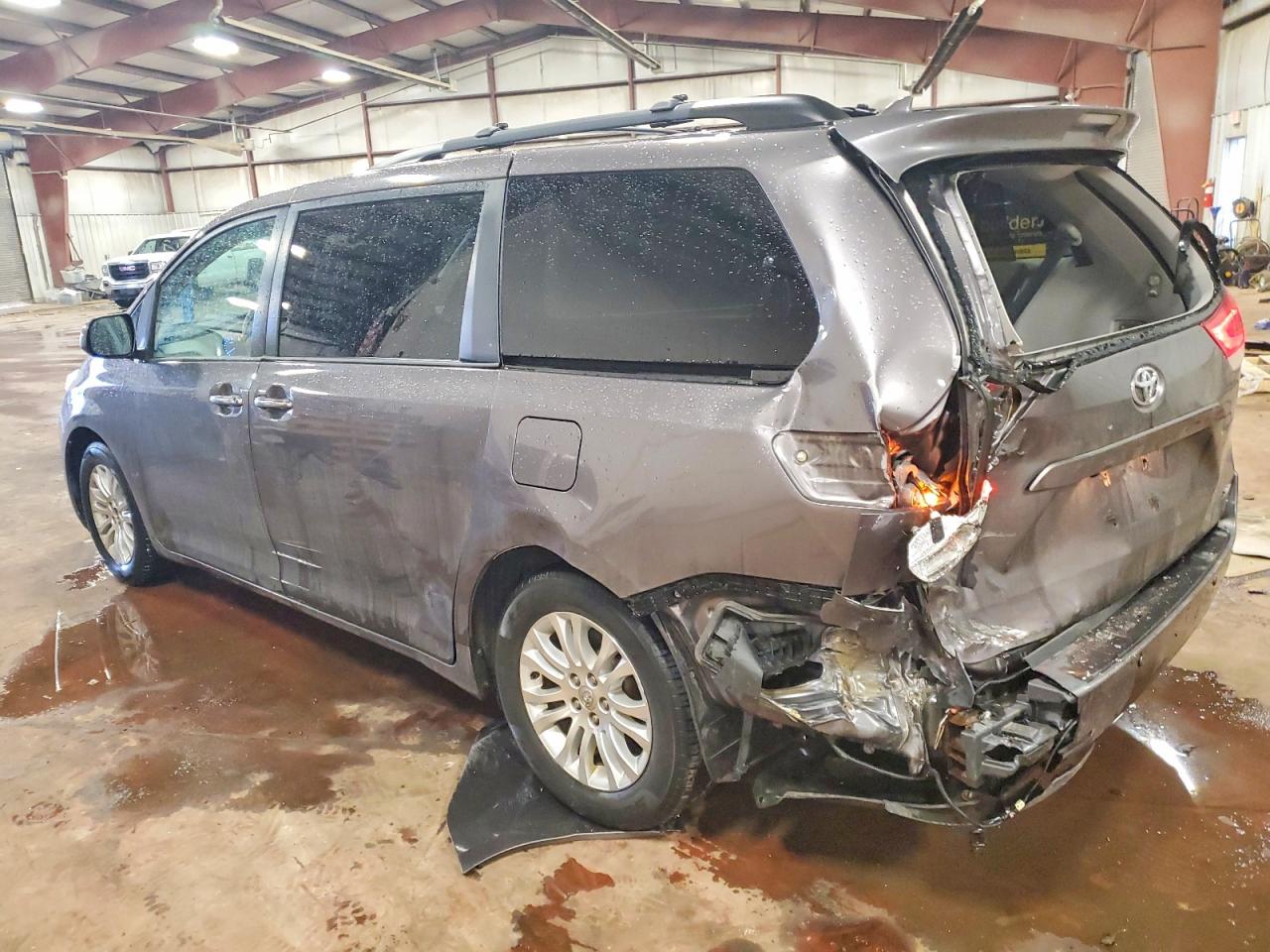 2014 TOYOTA SIENNA XLE photo 2