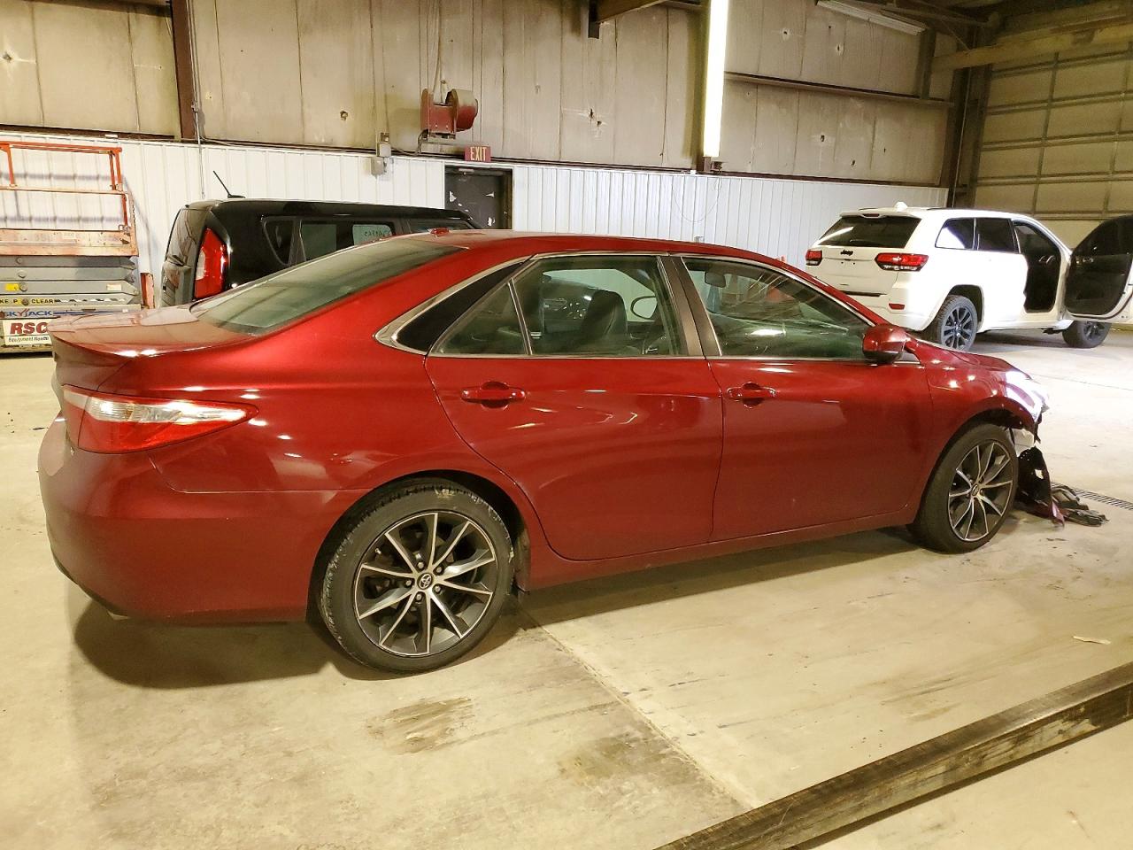 2016 TOYOTA CAMRY LE photo 3