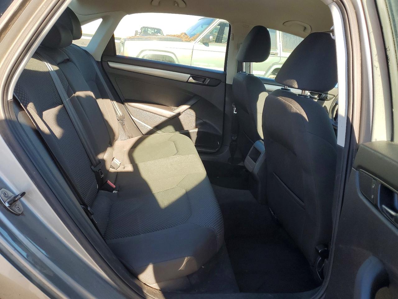 2012 VOLKSWAGEN PASSAT S photo 10