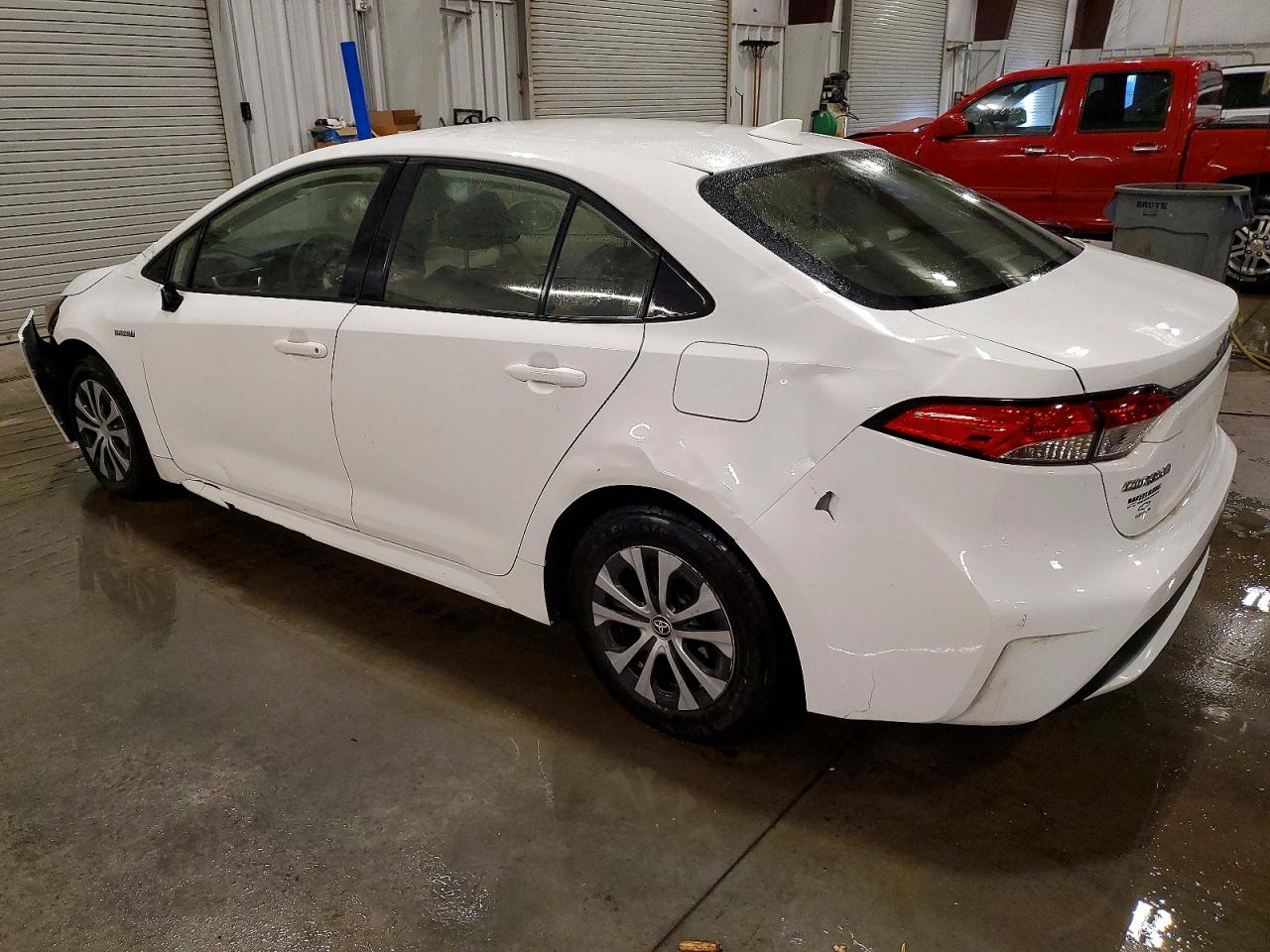 2021 TOYOTA COROLLA LE photo 2
